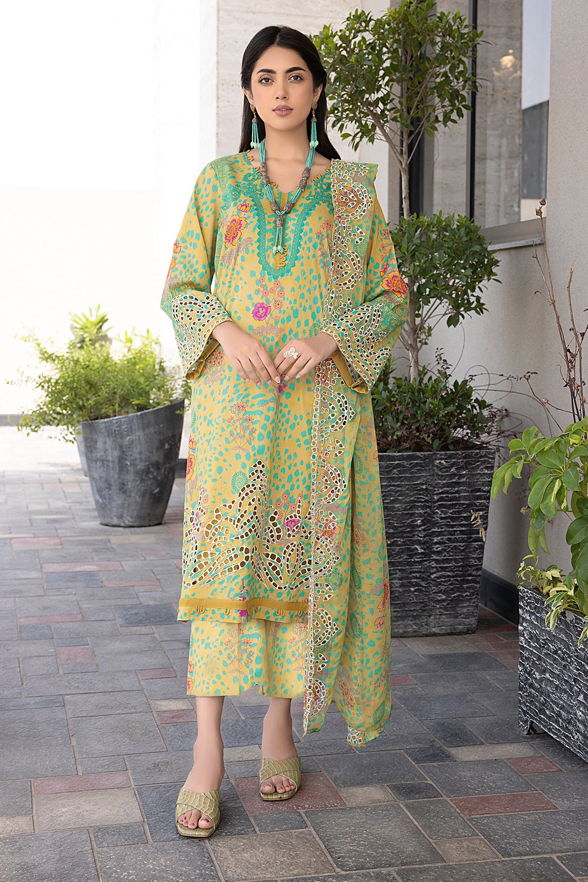charizma combination embroidered lawn 2024 | cch4 06 charizma combination embroidered lawn 2024 | cch4 06