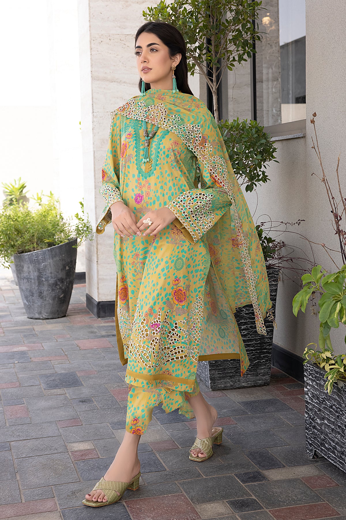 charizma combination embroidered lawn 2024 | cch4 06 charizma combination embroidered lawn 2024 | cch4 06