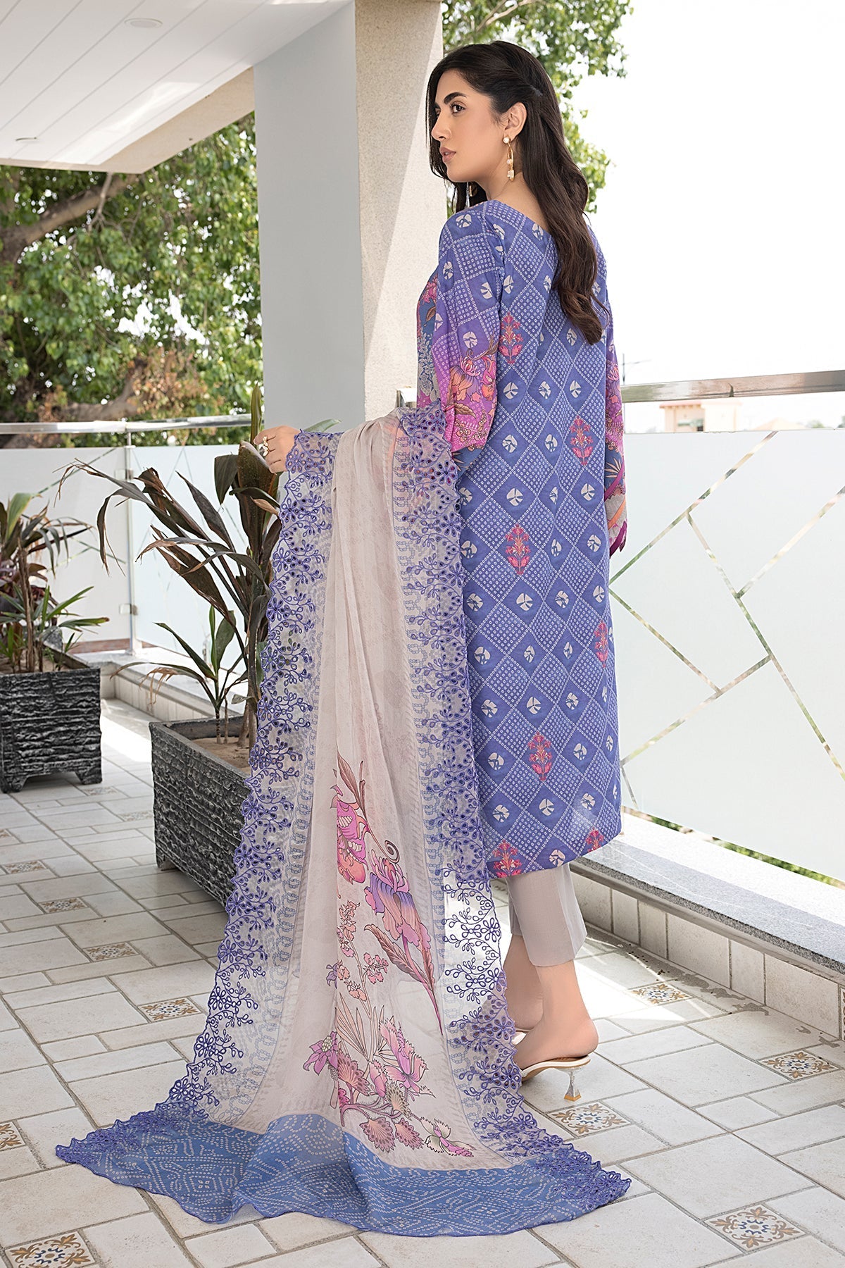 charizma combination embroidered lawn 2024 | cch4 05 charizma combination embroidered lawn 2024 | cch4 05
