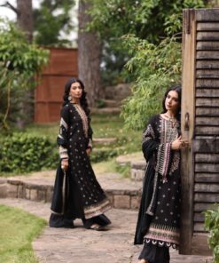 winter shawl suzaankari by saadia aasad | d5 winter shawl suzaankari by saadia aasad | d5